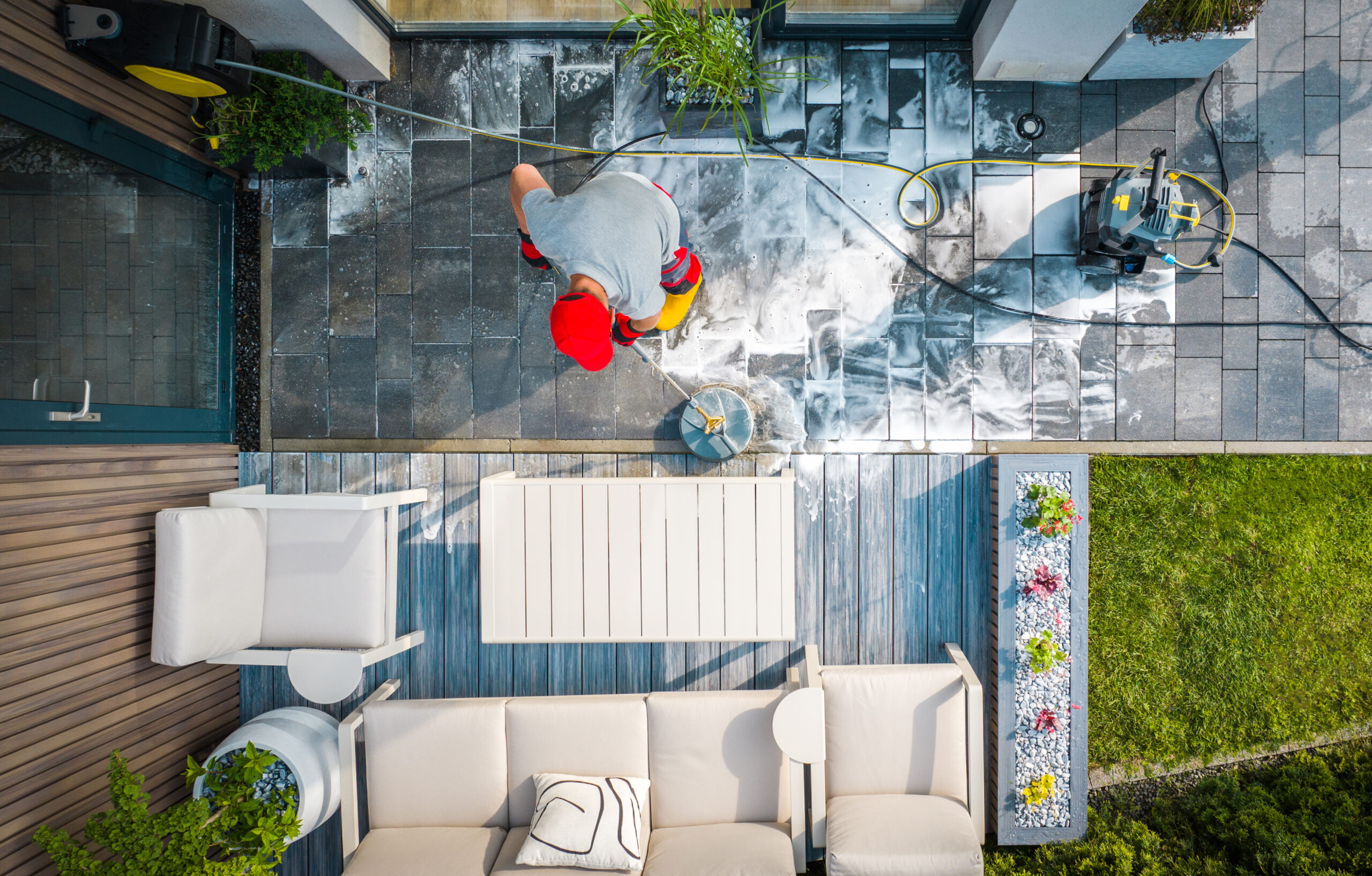 Nettoyage haute pression d’une terrasse en dalles