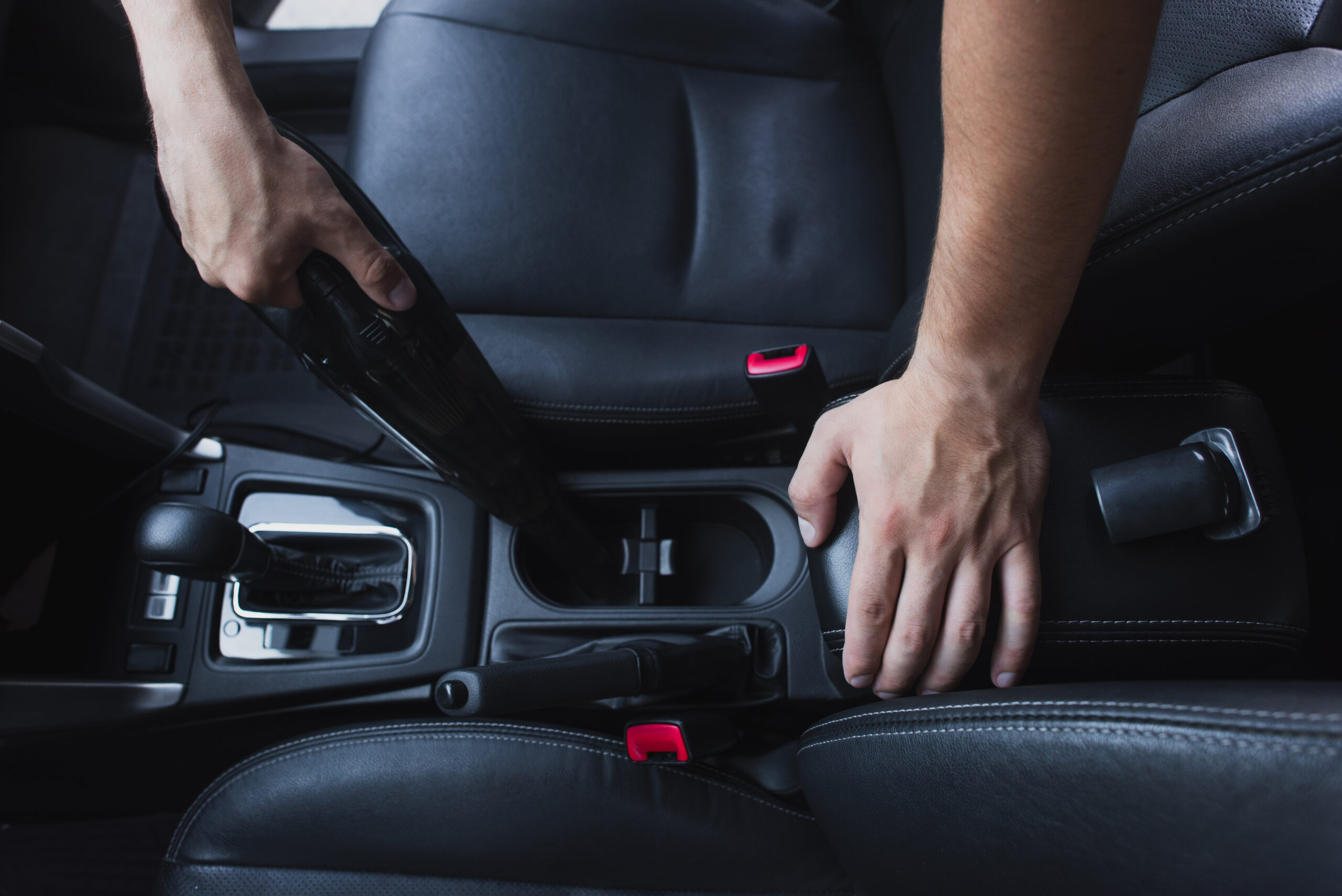 Nettoyage intérieur voiture avec aspirateur