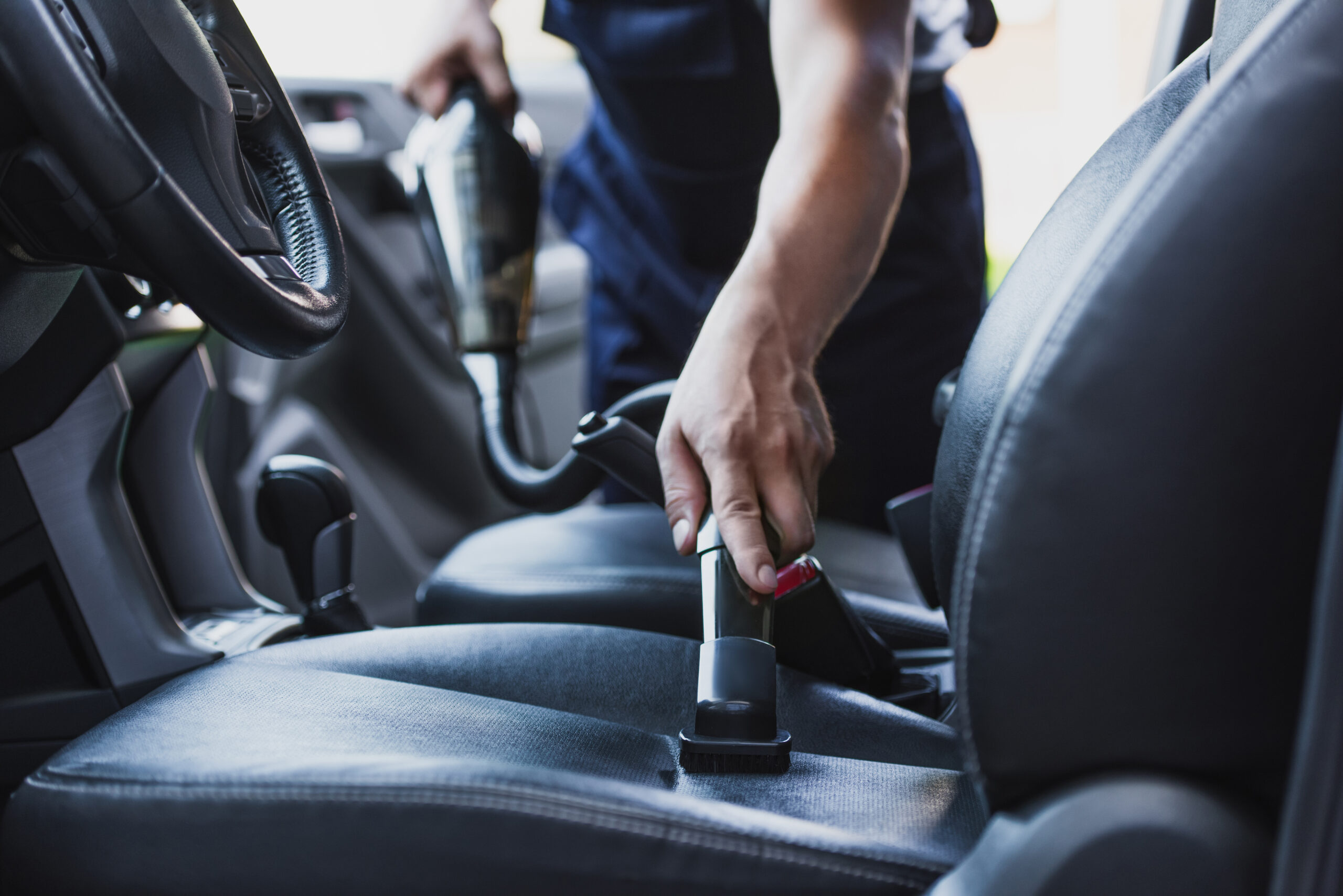 Nettoyage intérieur voiture avec aspirateur