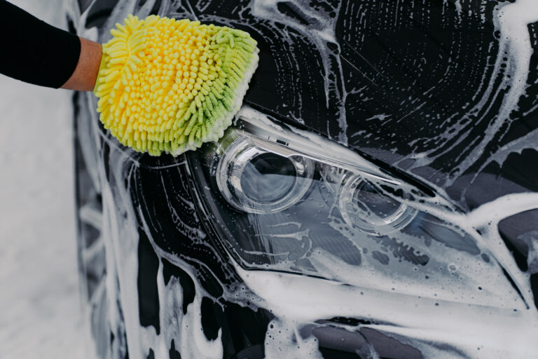 Lavage de phare de voiture avec gant microfibre