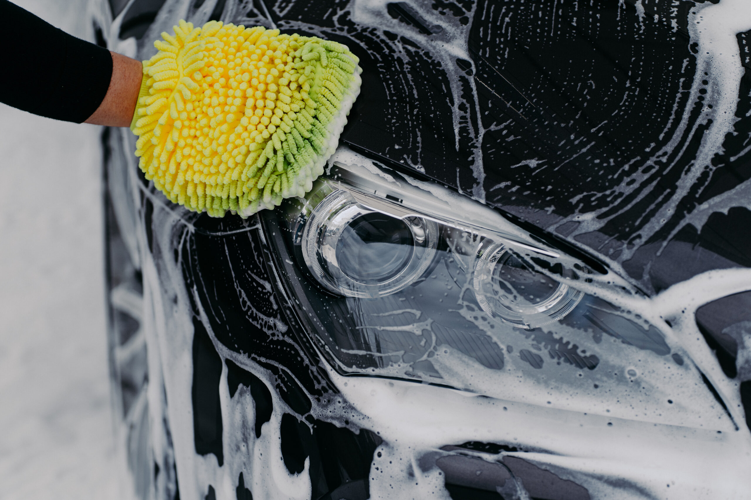 Lavage de phare de voiture avec gant microfibre