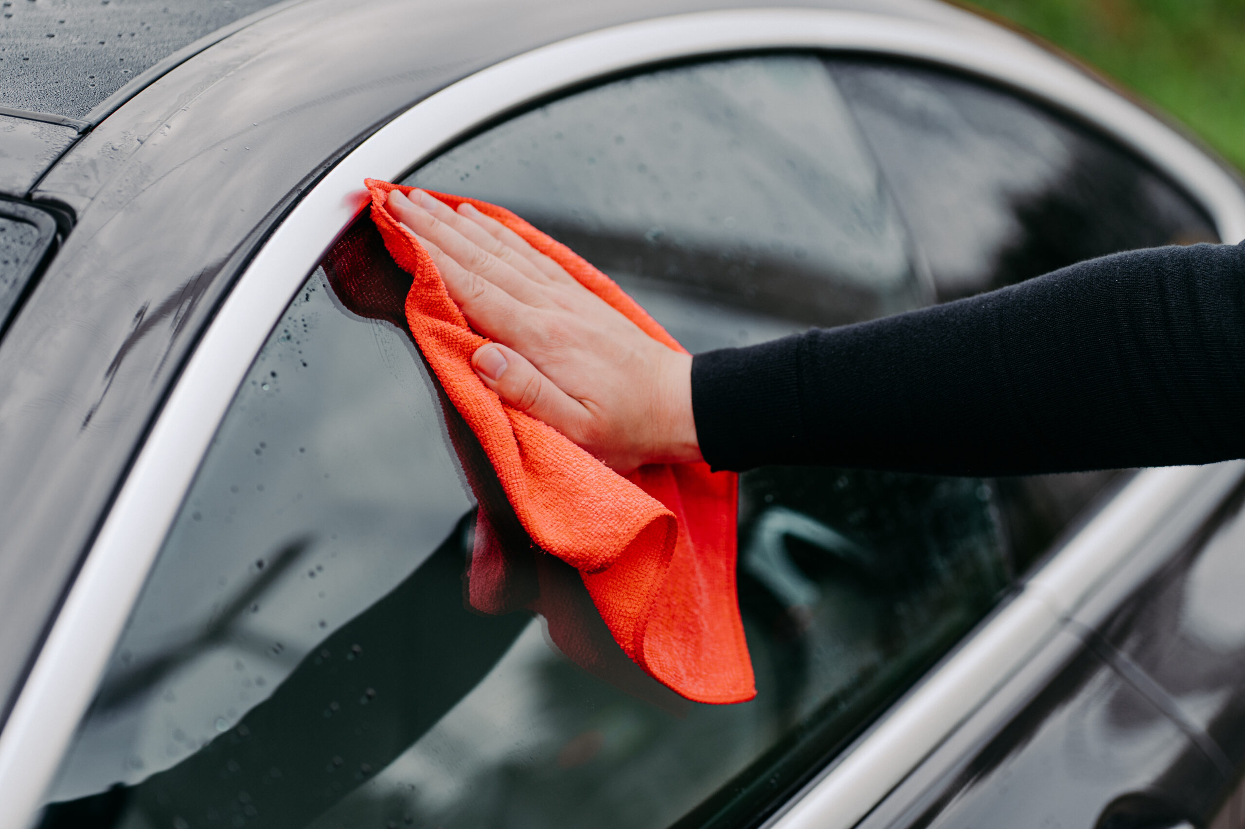 Main essuie vitre de voiture avec chiffon microfibre