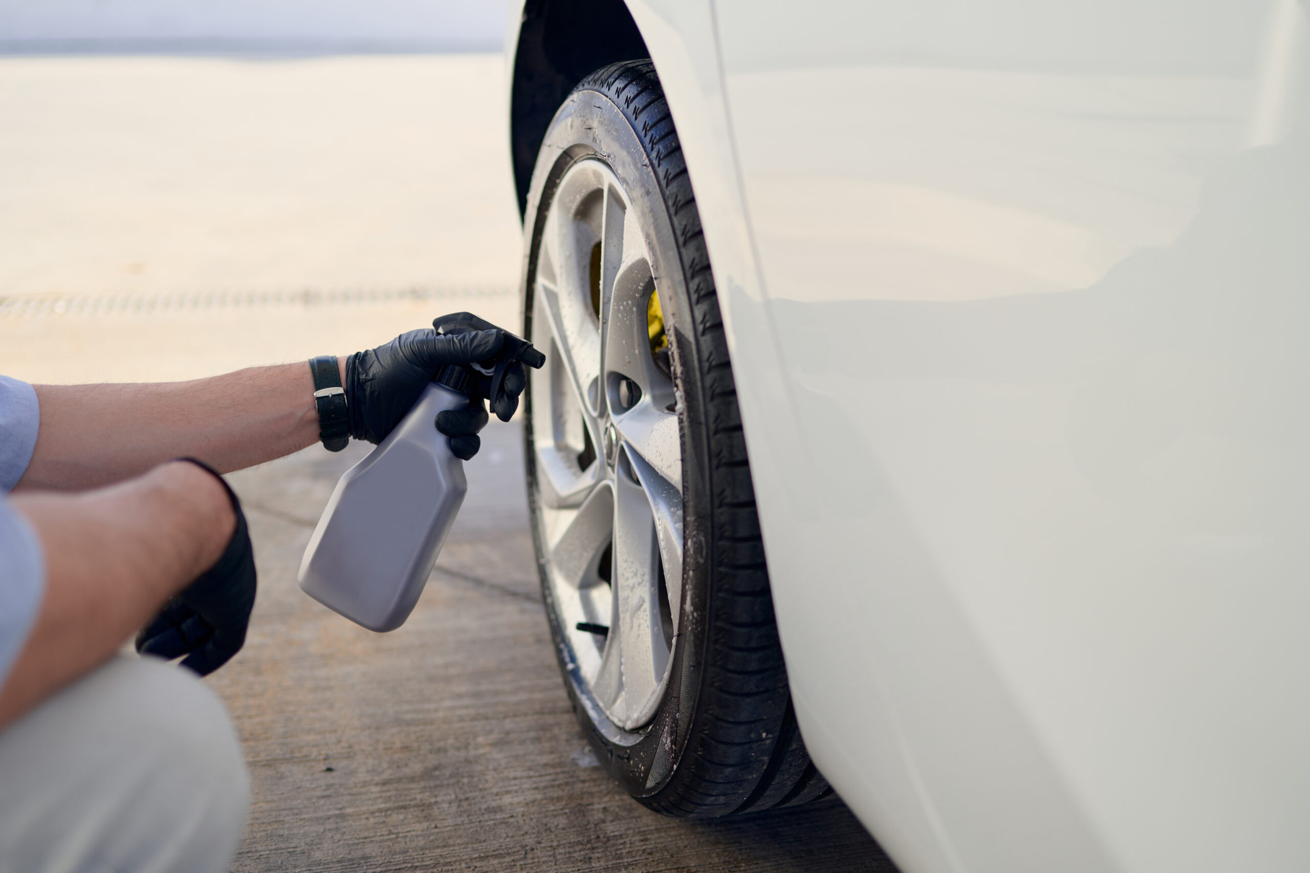 Nettoyage de jante de voiture avec spray