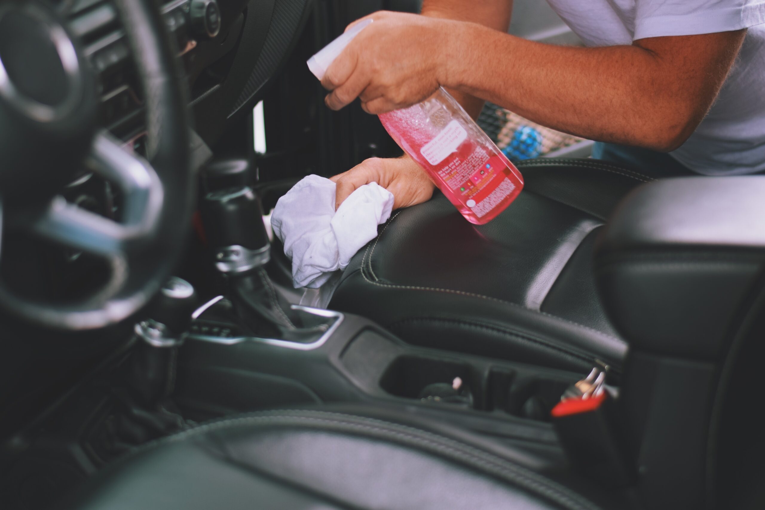 Nettoyage du siège de voiture avec spray désinfectant