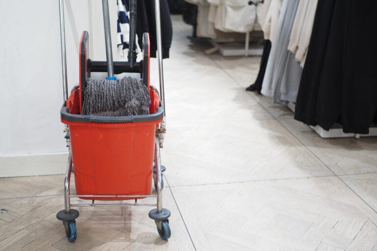 Chariot de ménage avec seau dans magasin de vêtements