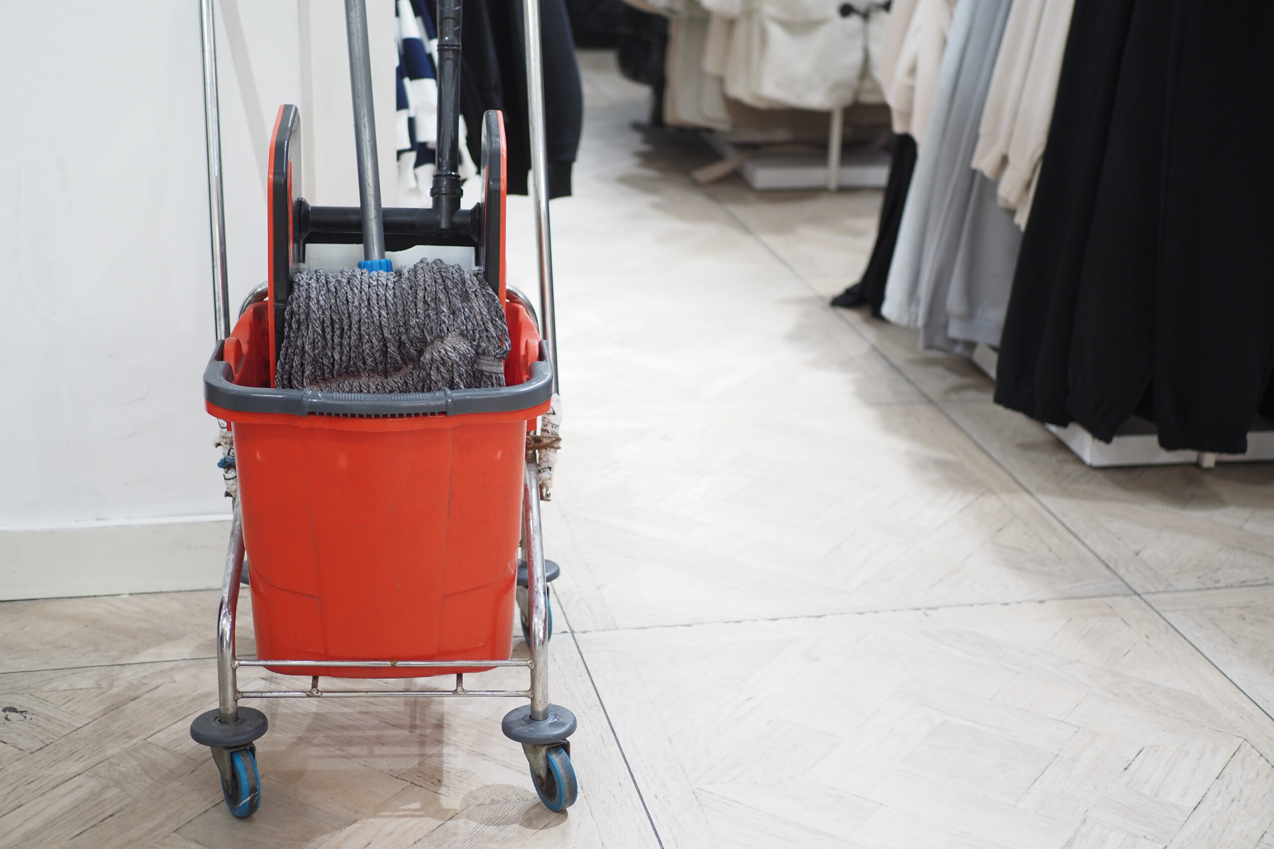 Chariot de ménage avec seau dans magasin de vêtements