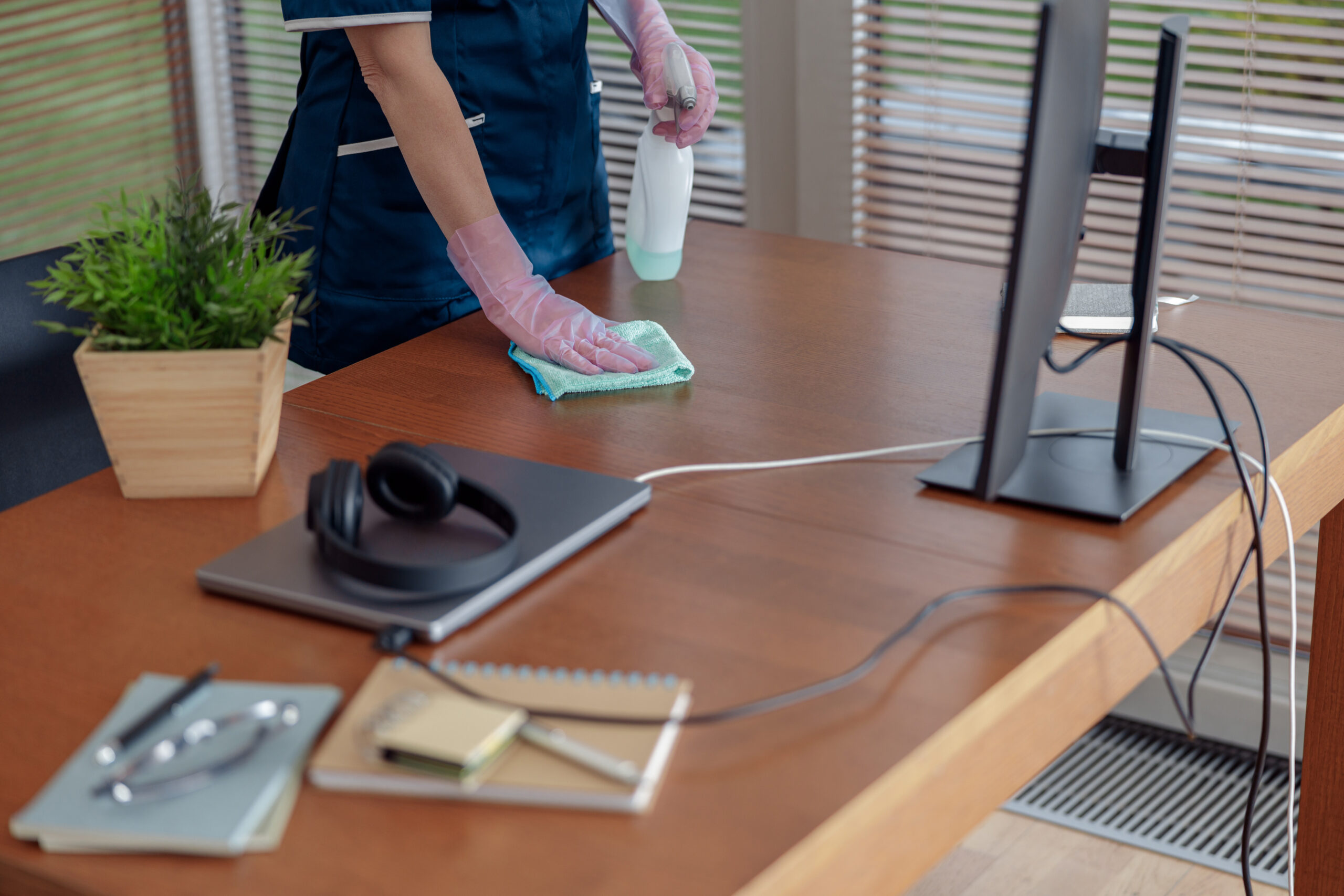 Nettoyage d’un bureau avec spray désinfectant